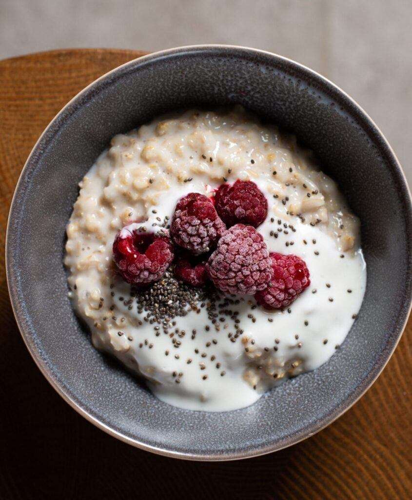 Overnight oats med chiafrön och frysta hallon